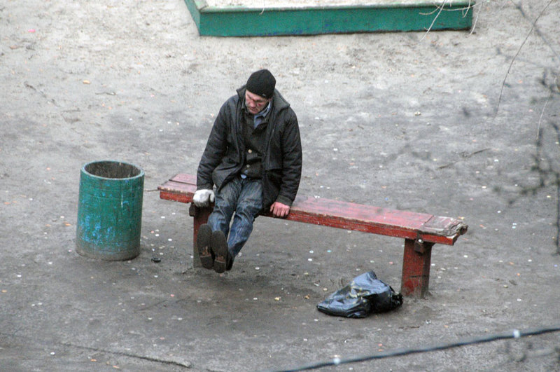 Фотография: Фотограф четыре года снимал, что происходит на лавочке в украинском дворе №34 - BigPicture.ru