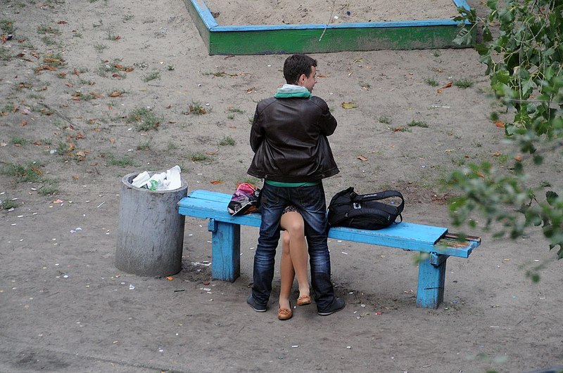 Фотография: Фотограф четыре года снимал, что происходит на лавочке в украинском дворе №35 - BigPicture.ru