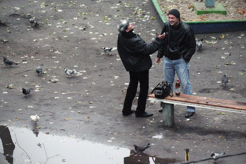 Фотография: Фотограф четыре года снимал, что происходит на лавочке в украинском дворе №8 - BigPicture.ru