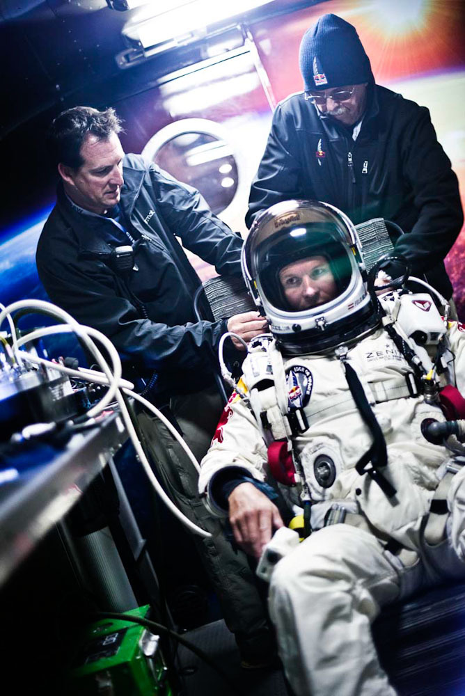 Фотография: Феликс Баумгартнер совершил прыжок из космоса №6 - BigPicture.ru