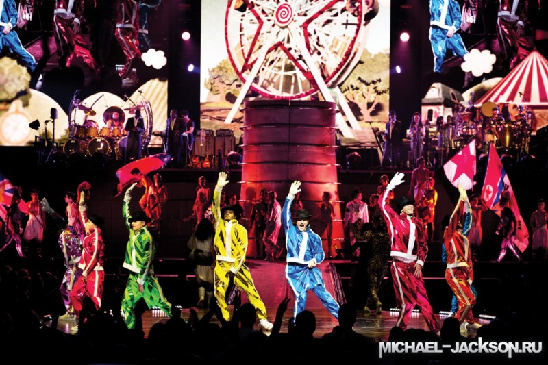 Фотография: Майкл Джексон в шоу Cirque du Soleil 