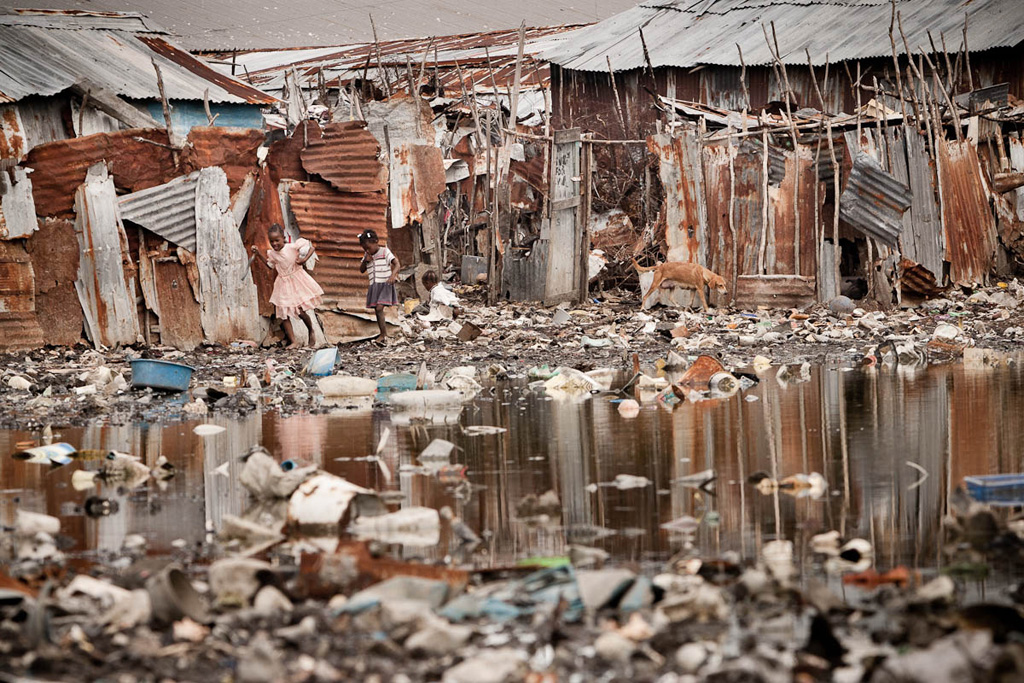 Фотография: Непростая, но такая настоящая жизнь трущоб, в кадре Жан-Клода Котассе №37 - BigPicture.ru