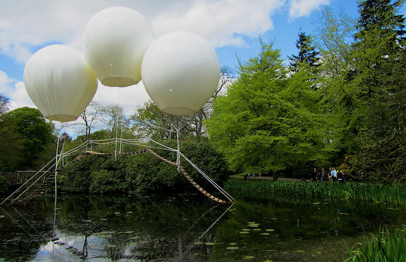 Фотография: Подвесной мост на трех воздушных шарах №7 - BigPicture.ru