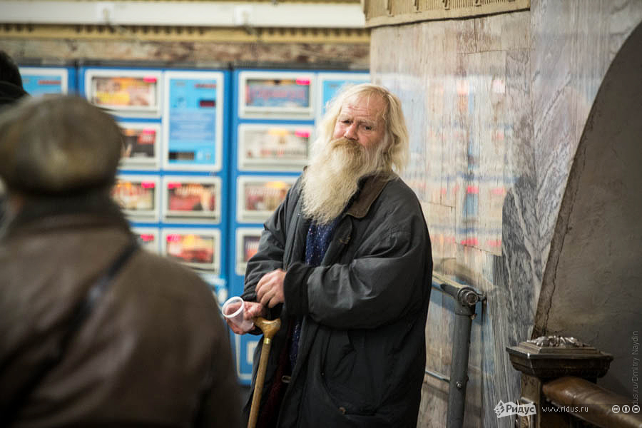 Фотография: Бизнес по-русски: попрошайки в метро №3 - BigPicture.ru
