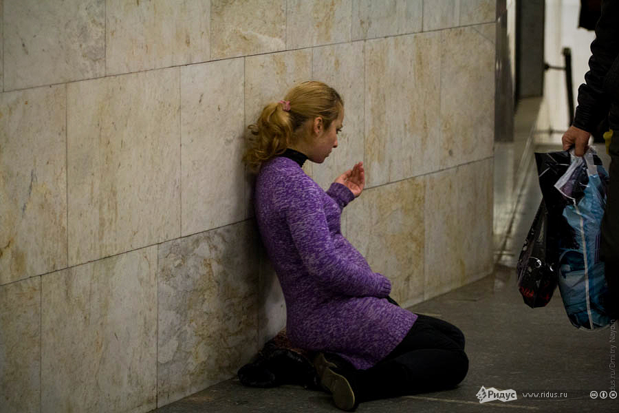 Фотография: Бизнес по-русски: попрошайки в метро №4 - BigPicture.ru