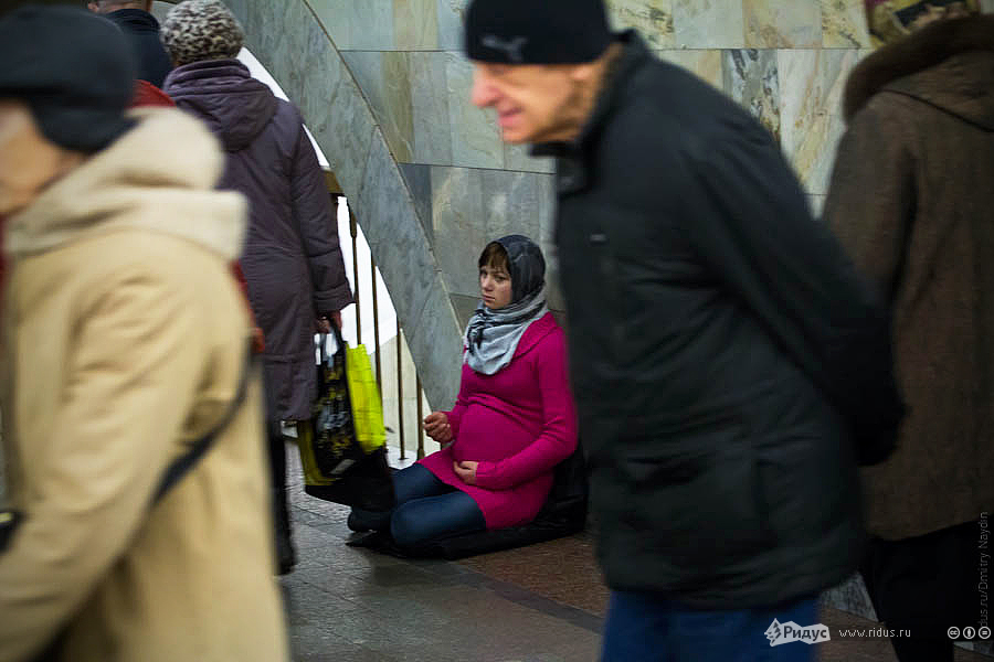 Фотография: Бизнес по-русски: попрошайки в метро №6 - BigPicture.ru