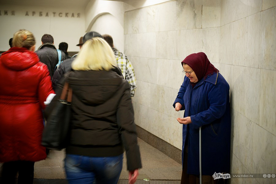 Фотография: Бизнес по-русски: попрошайки в метро №9 - BigPicture.ru