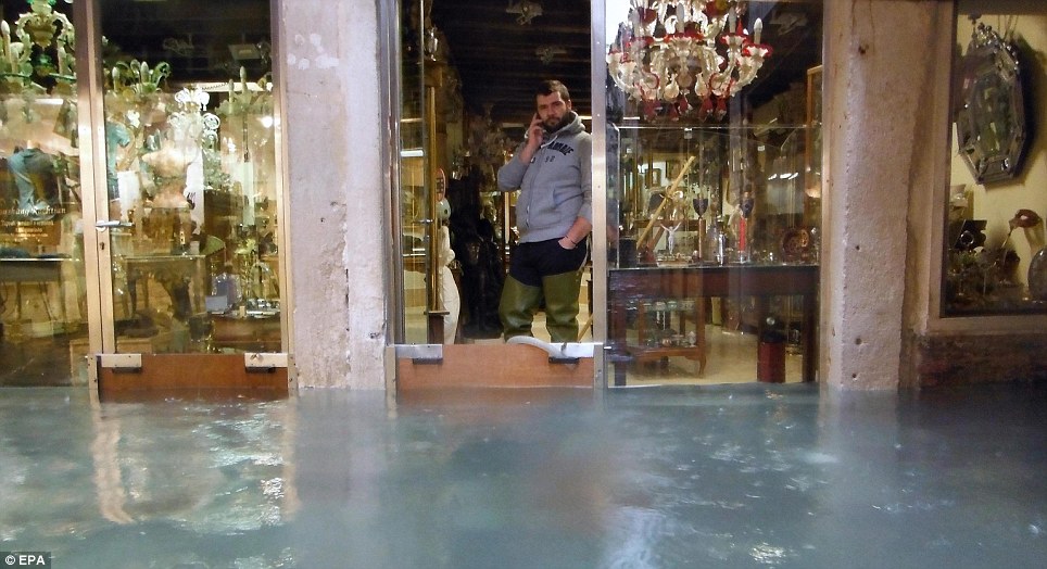 Фотография: Одно из сильнейших наводнений за всю историю Венеции №3 - BigPicture.ru