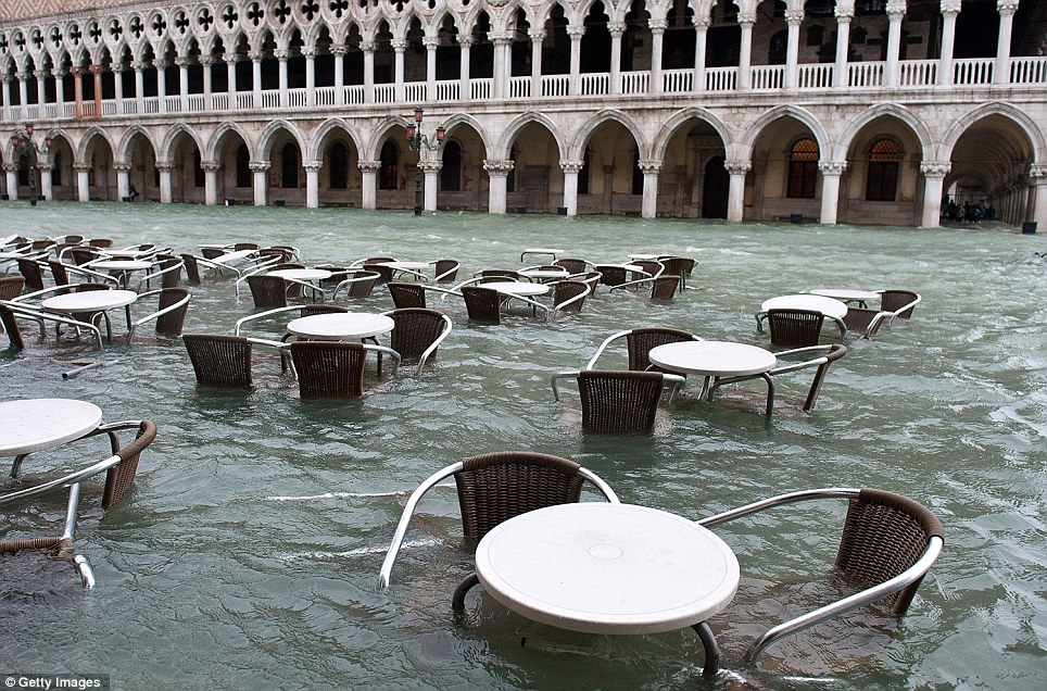 Фотография: Одно из сильнейших наводнений за всю историю Венеции №6 - BigPicture.ru