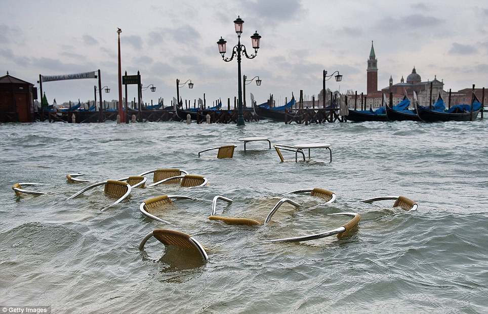 Фотография: Одно из сильнейших наводнений за всю историю Венеции №7 - BigPicture.ru