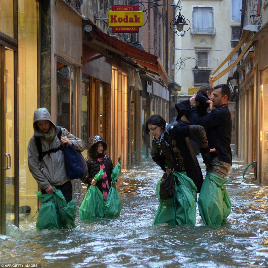 Фотография: Одно из сильнейших наводнений за всю историю Венеции №8 - BigPicture.ru