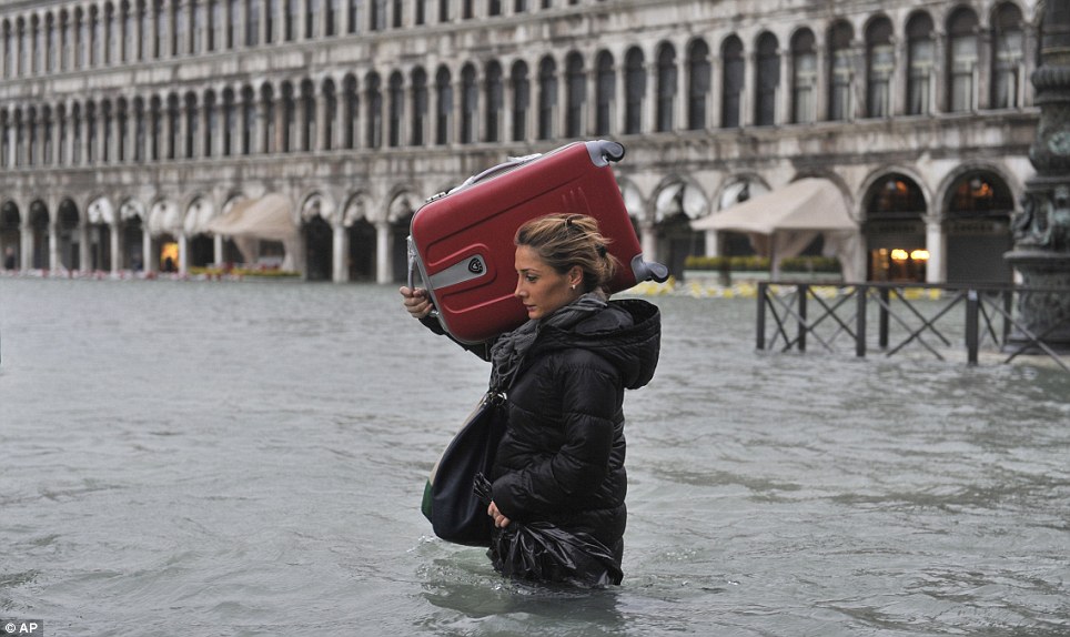 Фотография: Одно из сильнейших наводнений за всю историю Венеции №10 - BigPicture.ru