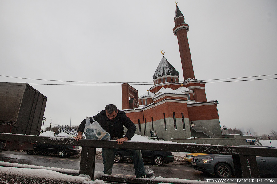 Фотография: Пятничная молитва у мемориальной мечети в Москве вызывает транспортный коллапс №5 - BigPicture.ru