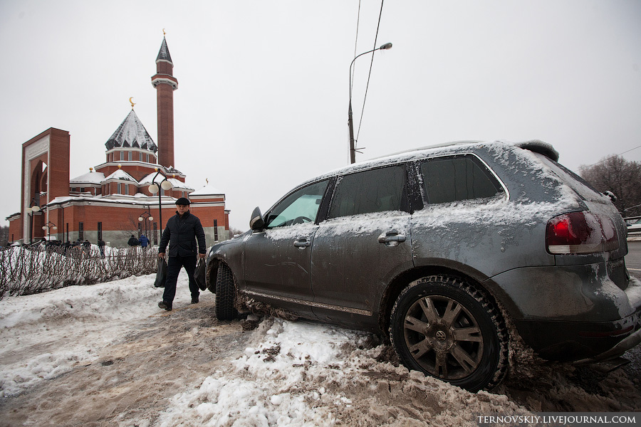 Фотография: Пятничная молитва у мемориальной мечети в Москве вызывает транспортный коллапс №6 - BigPicture.ru