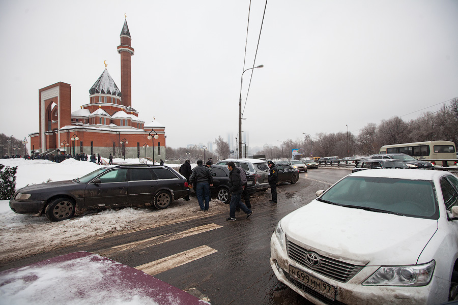 Фотография: Пятничная молитва у мемориальной мечети в Москве вызывает транспортный коллапс №7 - BigPicture.ru
