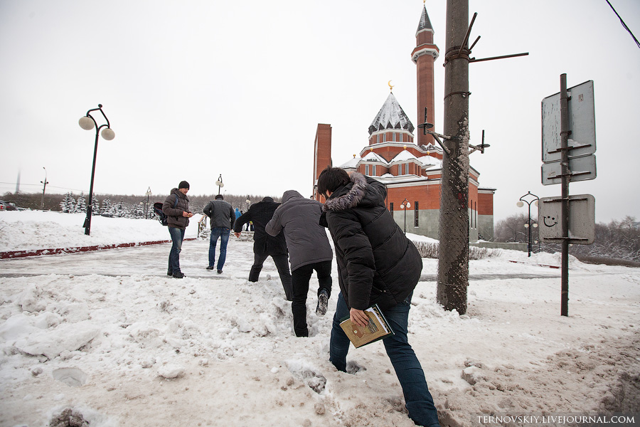 Фотография: Пятничная молитва у мемориальной мечети в Москве вызывает транспортный коллапс №10 - BigPicture.ru