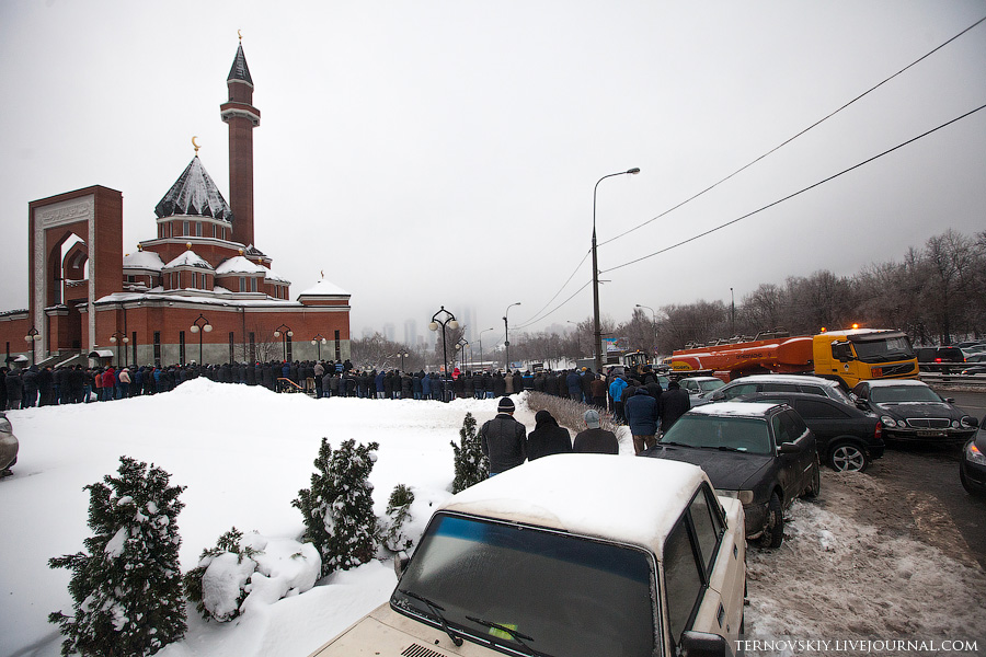 Фотография: Пятничная молитва у мемориальной мечети в Москве вызывает транспортный коллапс №12 - BigPicture.ru