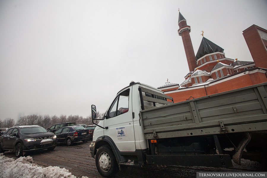 Фотография: Пятничная молитва у мемориальной мечети в Москве вызывает транспортный коллапс №15 - BigPicture.ru