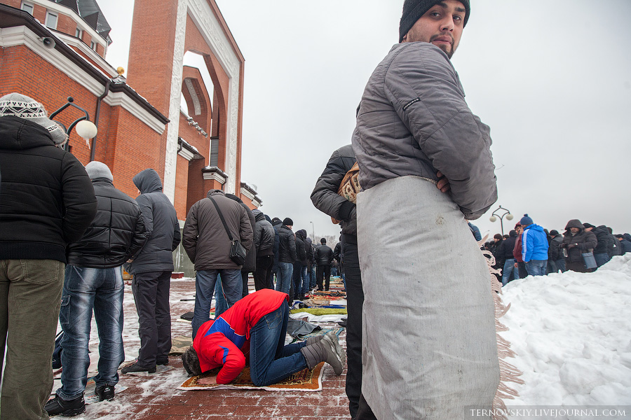 Фотография: Пятничная молитва у мемориальной мечети в Москве вызывает транспортный коллапс №16 - BigPicture.ru