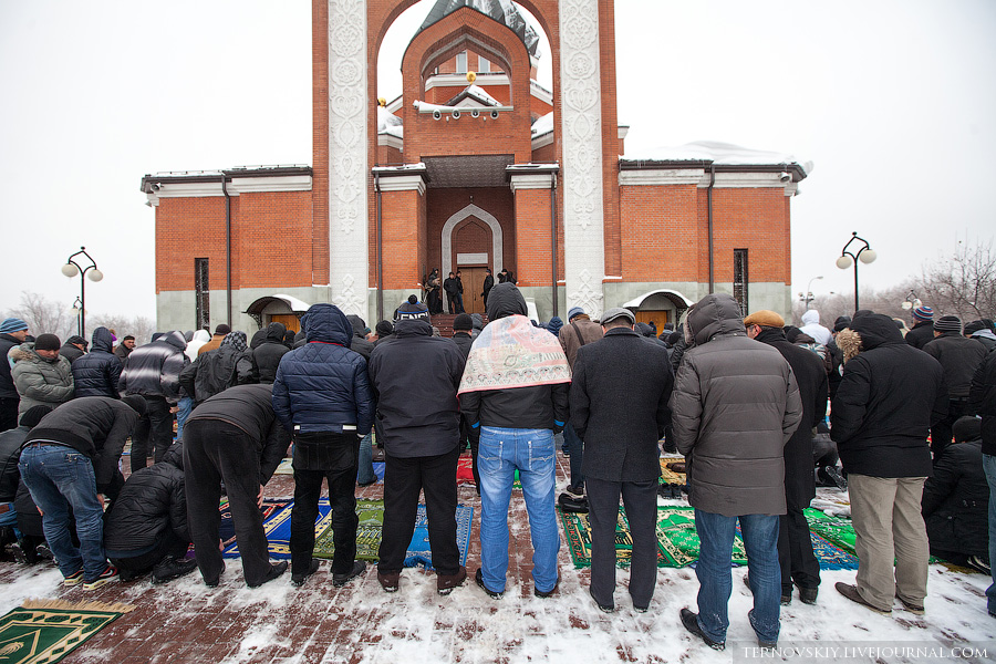 Фотография: Пятничная молитва у мемориальной мечети в Москве вызывает транспортный коллапс №17 - BigPicture.ru