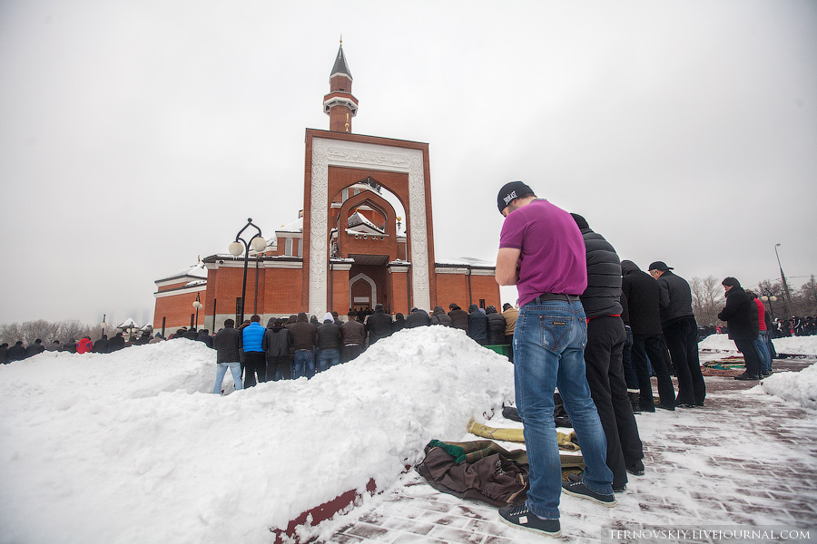 Фотография: Пятничная молитва у мемориальной мечети в Москве вызывает транспортный коллапс №19 - BigPicture.ru