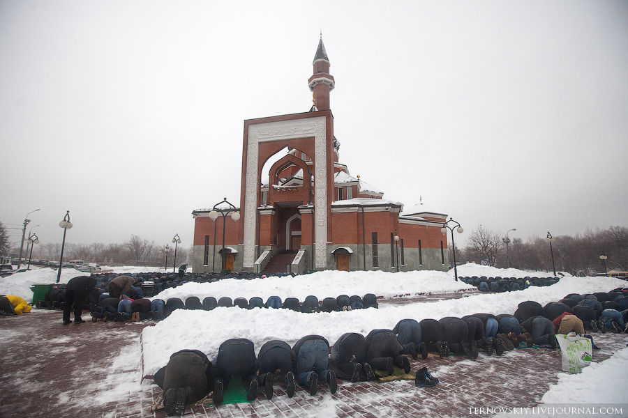 Фотография: Пятничная молитва у мемориальной мечети в Москве вызывает транспортный коллапс №20 - BigPicture.ru