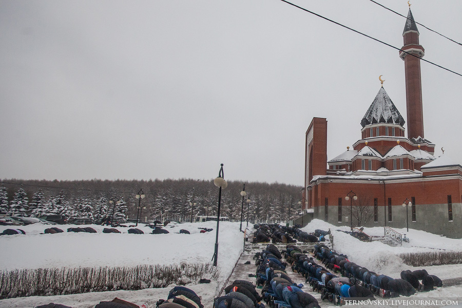 Фотография: Пятничная молитва у мемориальной мечети в Москве вызывает транспортный коллапс №21 - BigPicture.ru