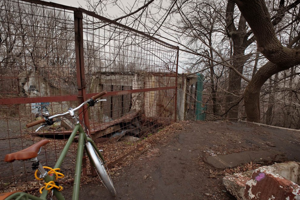 Повсюду в клубе на улицах на скамейках у ворот в домах происходили шумные разговоры схема