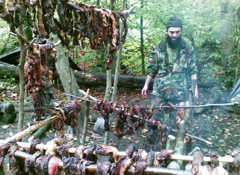 Фотография: Быт террористов. Как живут имаратыши в лесу №12 - BigPicture.ru