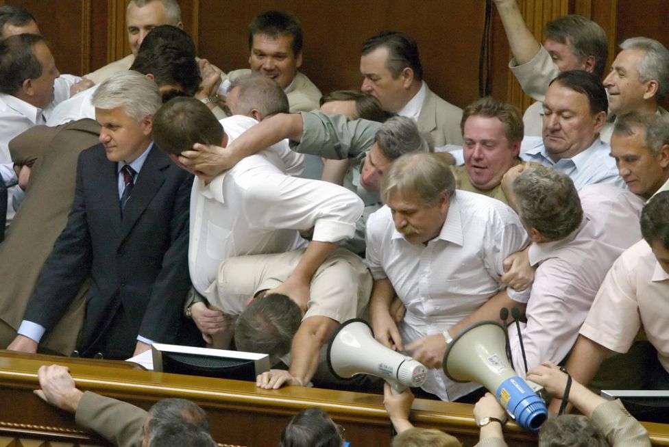 Фотография: Драки в парламентах разных стран мира №7 - BigPicture.ru