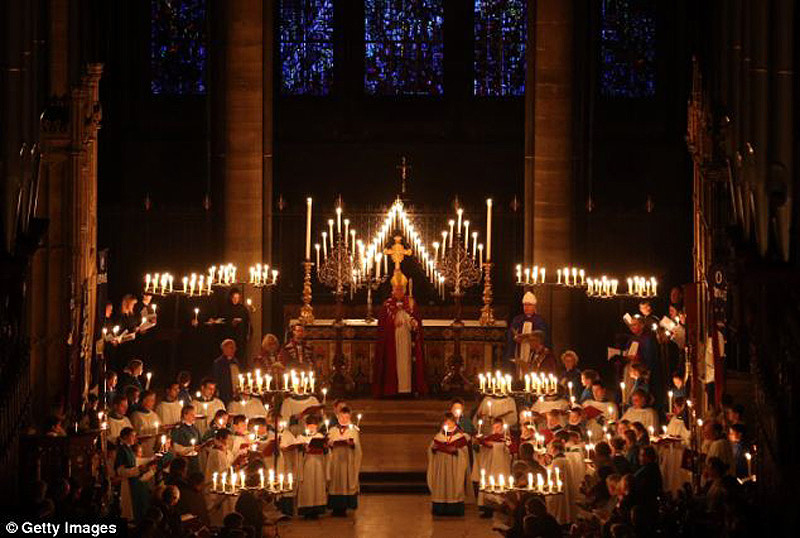 Фотография: Величественное зрелище: Солсберийский собор в свете сотен свечей №6 - BigPicture.ru