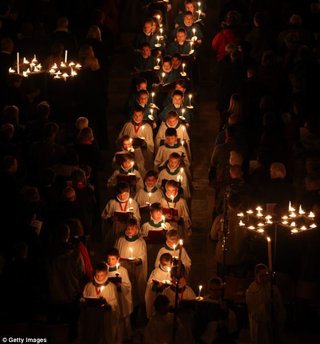 Фотография: Величественное зрелище: Солсберийский собор в свете сотен свечей №8 - BigPicture.ru