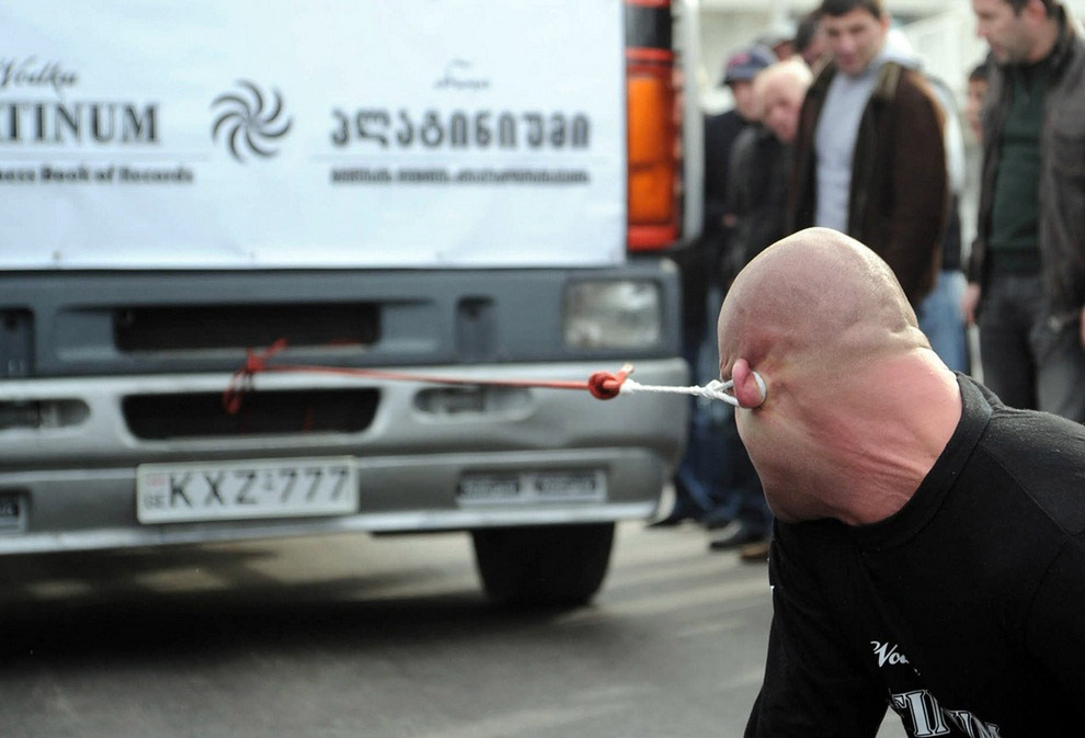 Фотография: Можно ли ухом сдвинуть грузовик? №2 - BigPicture.ru