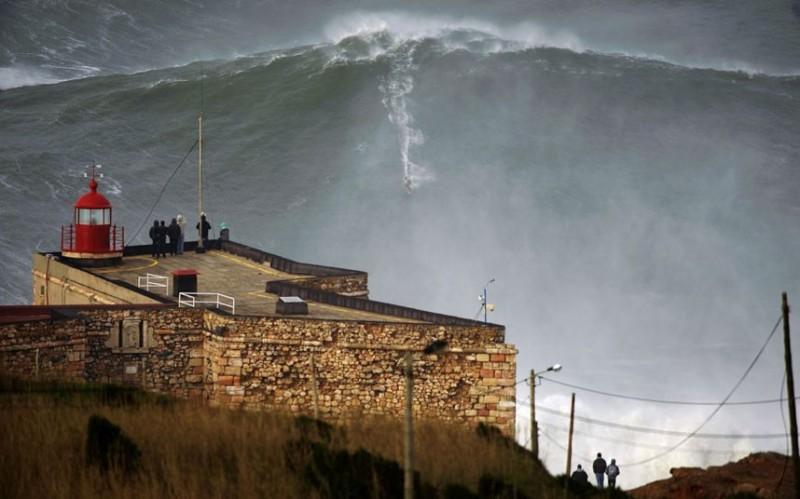 Гавайский серфер на огромной волне в Португалии