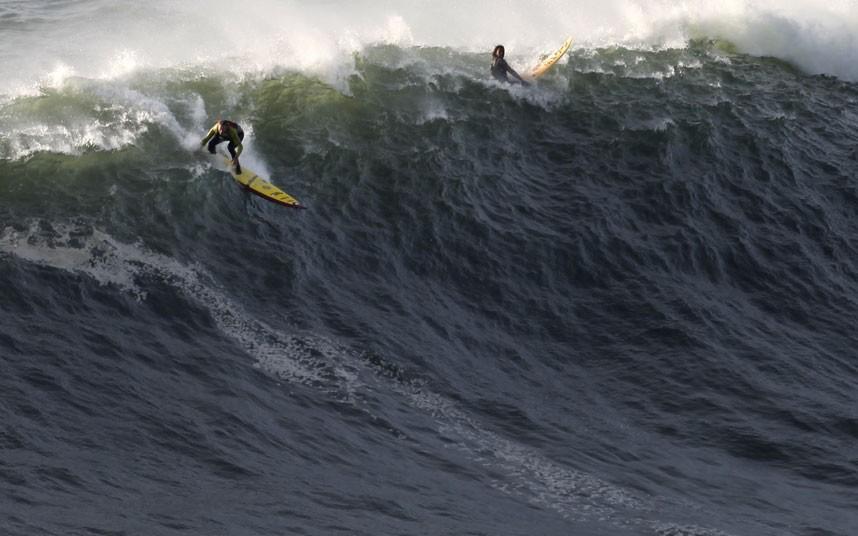 Фотография: Гавайский серфер на огромной волне в Португалии №4 - BigPicture.ru