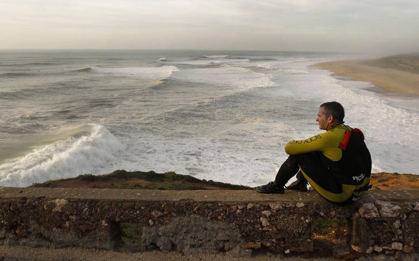 Фотография: Гавайский серфер на огромной волне в Португалии №5 - BigPicture.ru