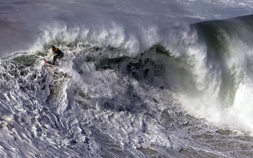 Фотография: Гавайский серфер на огромной волне в Португалии №6 - BigPicture.ru