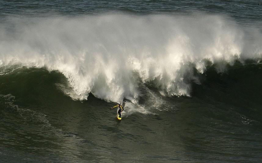 Фотография: Гавайский серфер на огромной волне в Португалии №7 - BigPicture.ru