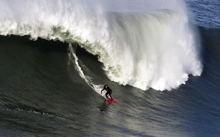 Фотография: Гавайский серфер на огромной волне в Португалии №8 - BigPicture.ru