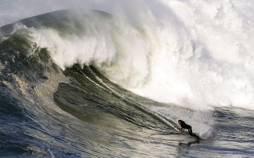 Фотография: Гавайский серфер на огромной волне в Португалии №9 - BigPicture.ru