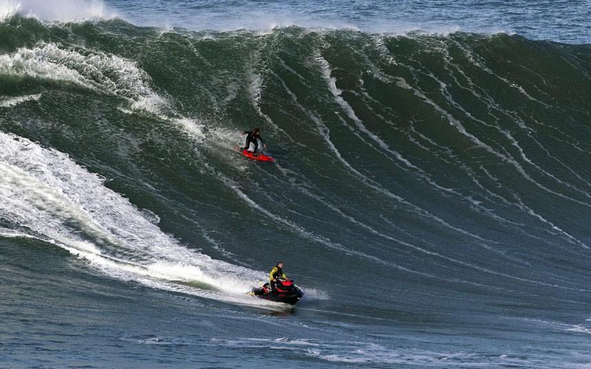 Фотография: Гавайский серфер на огромной волне в Португалии №12 - BigPicture.ru