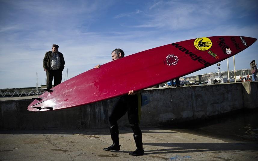 Фотография: Гавайский серфер на огромной волне в Португалии №13 - BigPicture.ru