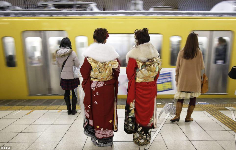 Фотография: Юные японки празднуют вступление во взрослую жизнь №4 - BigPicture.ru