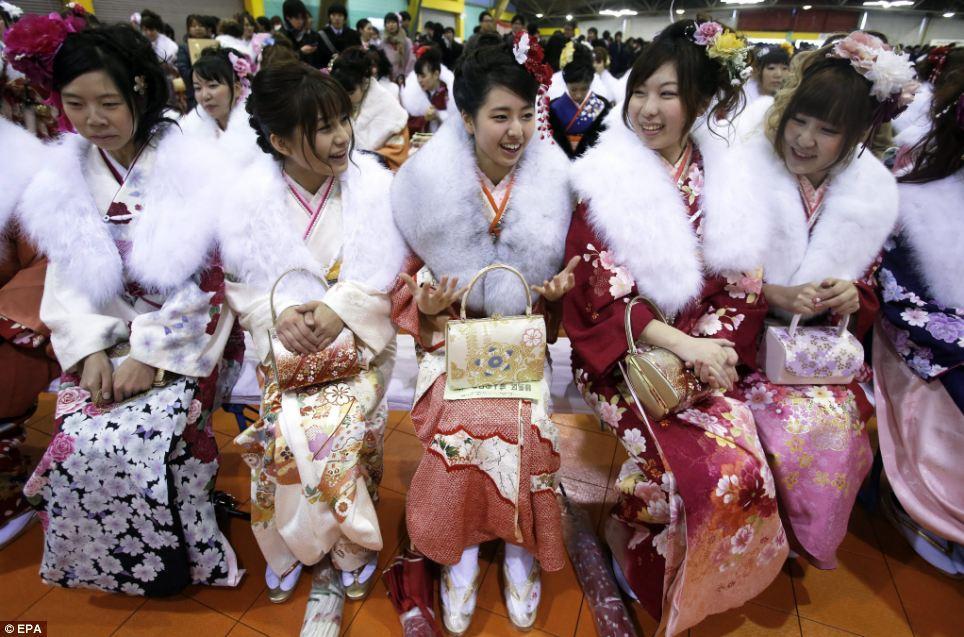 Фотография: Юные японки празднуют вступление во взрослую жизнь №12 - BigPicture.ru