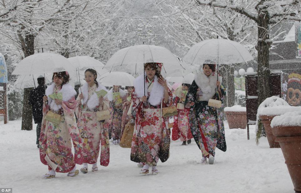 Фотография: Юные японки празднуют вступление во взрослую жизнь №15 - BigPicture.ru