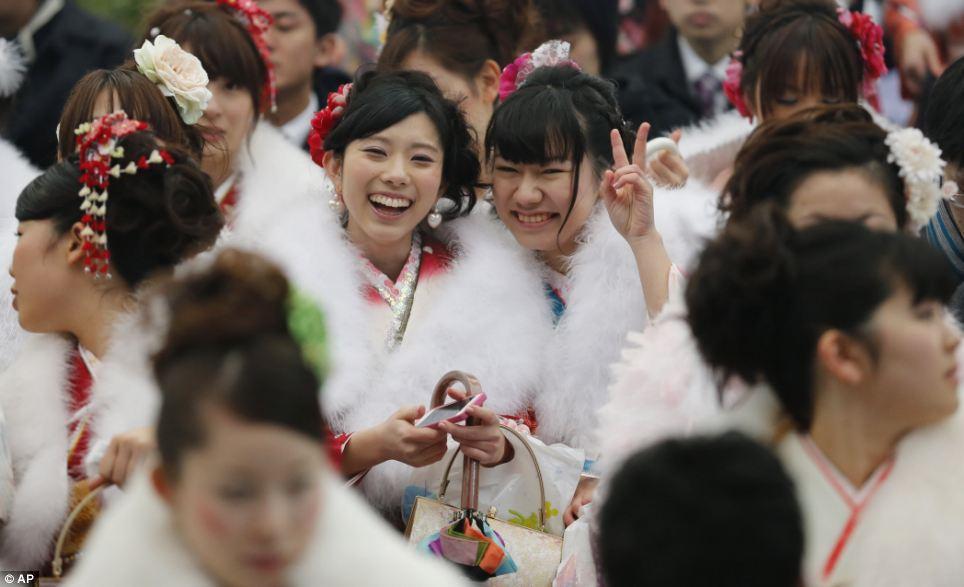 Фотография: Юные японки празднуют вступление во взрослую жизнь №17 - BigPicture.ru