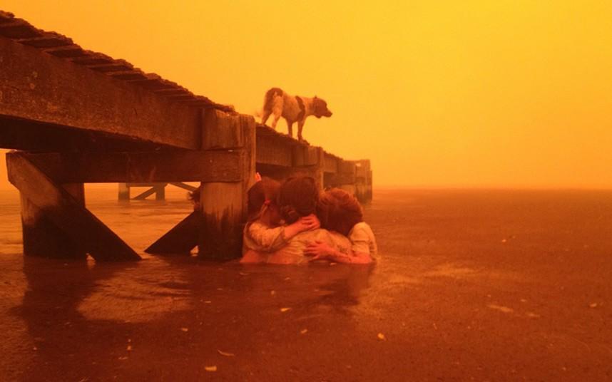 Фотография: В Австралии семья спаслась от пожара в море №3 - BigPicture.ru
