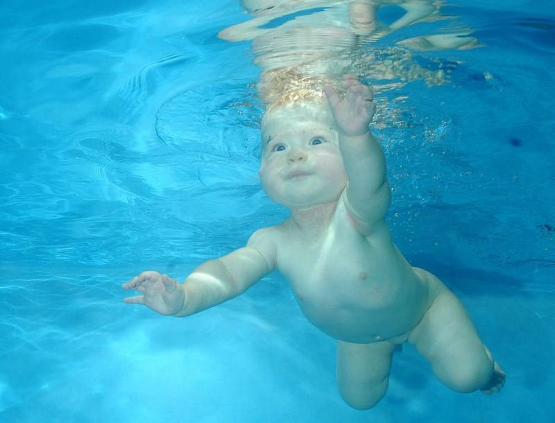 Фотография: Плавающие под водой младенцы №1 - BigPicture.ru