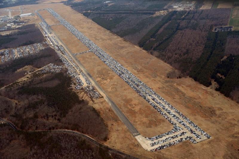 Автомобили-утопленники на аэродроме в США ждут своего часа