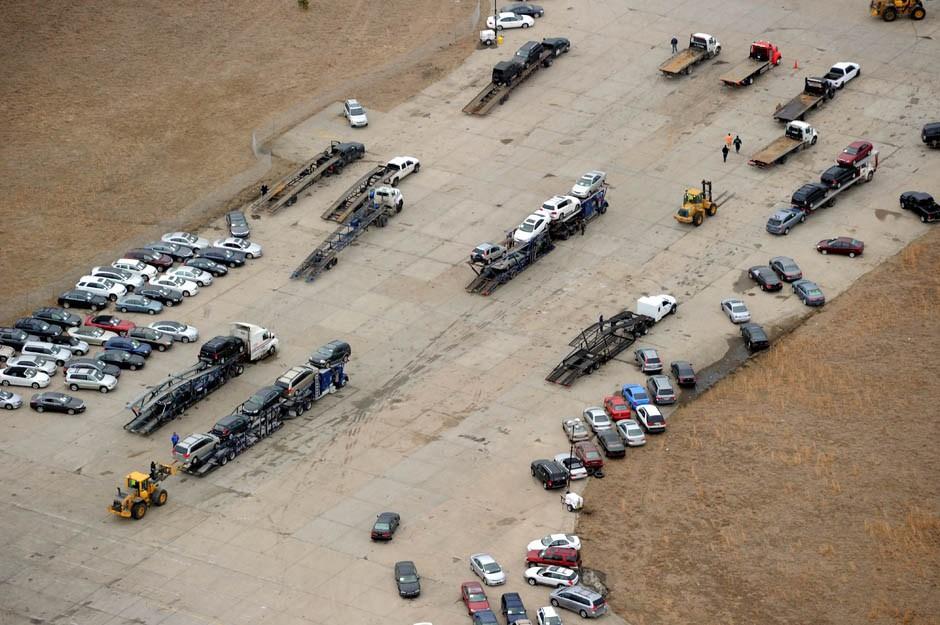 Фотография: Автомобили-утопленники на аэродроме в США ждут своего часа №5 - BigPicture.ru